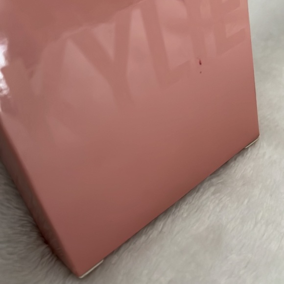 BNIB 💯% Authentic Kylie by Kylie Jenner Pressed Illuminating Powder - Picture 3 of 8